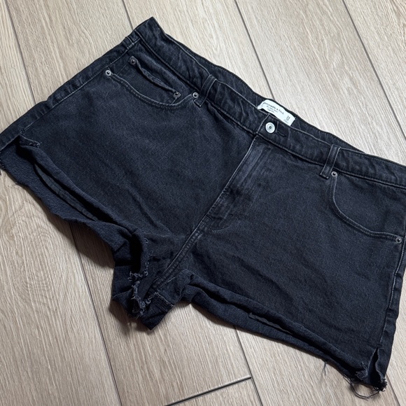 Abercrombie and Fitch The Mom Short High Rise Black Jean Shorts Size 34/18 - Picture 1 of 6